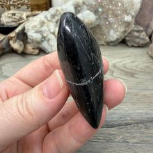 Bild in Galerie-Viewer laden, Black Tourmaline with Hematite Heart #06
