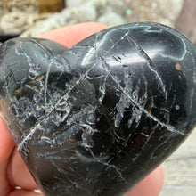 Bild in Galerie-Viewer laden, Black Tourmaline with Hematite Heart #06
