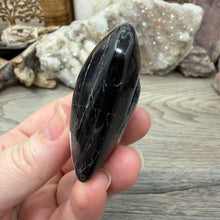 Bild in Galerie-Viewer laden, Black Tourmaline with Hematite Heart #07
