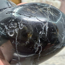 Bild in Galerie-Viewer laden, Black Tourmaline with Hematite Heart #07
