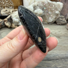 Bild in Galerie-Viewer laden, Black Tourmaline with Hematite Heart #08
