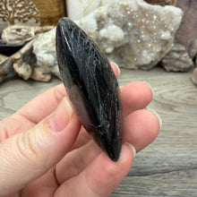 Bild in Galerie-Viewer laden, Black Tourmaline with Hematite Heart #08
