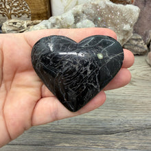 Bild in Galerie-Viewer laden, Black Tourmaline with Hematite Heart #08
