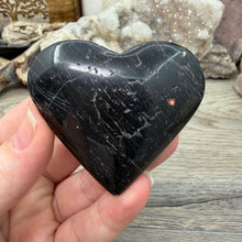 Bild in Galerie-Viewer laden, Black Tourmaline with Hematite Heart #09
