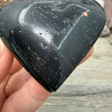 Bild in Galerie-Viewer laden, Black Tourmaline with Hematite Heart #09
