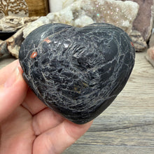 Bild in Galerie-Viewer laden, Black Tourmaline with Hematite Heart #18
