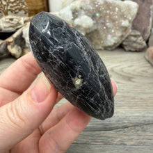 Bild in Galerie-Viewer laden, Black Tourmaline with Hematite Heart #18
