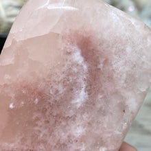 Carica l&#39;immagine nel visualizzatore di Gallery, Rose Calcite Freeform #08
