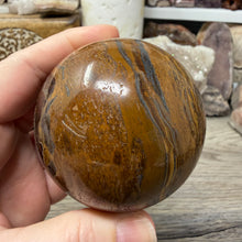 Bild in Galerie-Viewer laden, Tiger Iron 65mm Sphere #03
