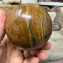 Bild in Galerie-Viewer laden, Tiger Iron 65mm Sphere #03
