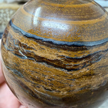 Bild in Galerie-Viewer laden, Tiger Iron 65mm Sphere #03
