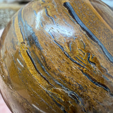 Bild in Galerie-Viewer laden, Tiger Iron 65mm Sphere #03
