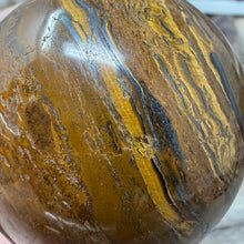 Bild in Galerie-Viewer laden, Tiger Iron 65mm Sphere #03
