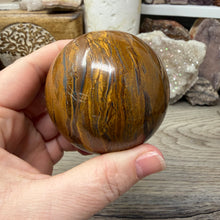 Bild in Galerie-Viewer laden, Tiger Iron 65mm Sphere #04
