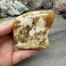 Bild in Galerie-Viewer laden, Honey Calcite Freeform #01
