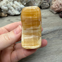 Bild in Galerie-Viewer laden, Honey Calcite Freeform #01
