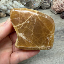 Bild in Galerie-Viewer laden, Honey Calcite Freeform #01
