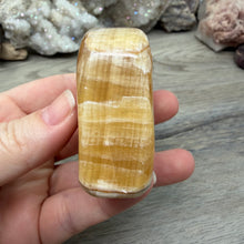 Bild in Galerie-Viewer laden, Honey Calcite Freeform #01
