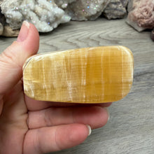 Bild in Galerie-Viewer laden, Honey Calcite Freeform #01
