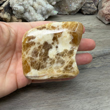 Bild in Galerie-Viewer laden, Honey Calcite Freeform #01
