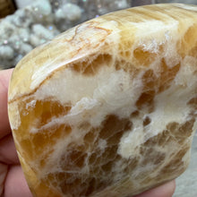 Bild in Galerie-Viewer laden, Honey Calcite Freeform #01
