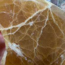 Bild in Galerie-Viewer laden, Honey Calcite Freeform #01
