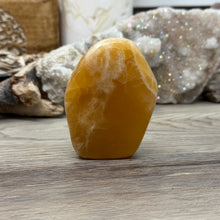 Bild in Galerie-Viewer laden, Honey Calcite Freeform #02

