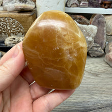 Bild in Galerie-Viewer laden, Honey Calcite Freeform #02
