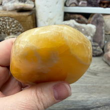 Bild in Galerie-Viewer laden, Honey Calcite Freeform #02
