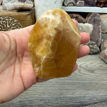 Bild in Galerie-Viewer laden, Honey Calcite Freeform #02
