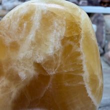Bild in Galerie-Viewer laden, Honey Calcite Freeform #02
