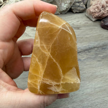 Bild in Galerie-Viewer laden, Honey Calcite Freeform #03
