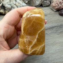 Bild in Galerie-Viewer laden, Honey Calcite Freeform #03
