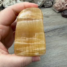 Bild in Galerie-Viewer laden, Honey Calcite Freeform #03

