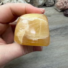 Bild in Galerie-Viewer laden, Honey Calcite Freeform #03
