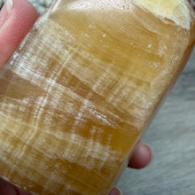 Bild in Galerie-Viewer laden, Honey Calcite Freeform #03
