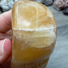 Bild in Galerie-Viewer laden, Honey Calcite Freeform #03

