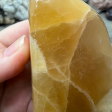 Bild in Galerie-Viewer laden, Honey Calcite Freeform #03
