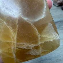 Bild in Galerie-Viewer laden, Honey Calcite Freeform #03
