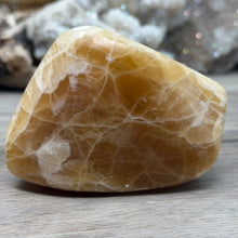 Bild in Galerie-Viewer laden, Honey Calcite Freeform #04
