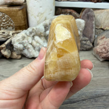 Bild in Galerie-Viewer laden, Honey Calcite Freeform #04

