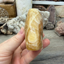 Bild in Galerie-Viewer laden, Honey Calcite Freeform #04

