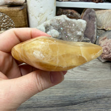 Bild in Galerie-Viewer laden, Honey Calcite Freeform #04
