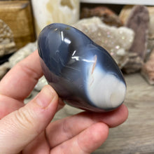 Chargez l&#39;image dans la visionneuse de la galerie, Orca ~ Blue Agate Heart Palm Stone #01
