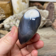 Chargez l&#39;image dans la visionneuse de la galerie, Orca ~ Blue Agate Heart Palm Stone #01
