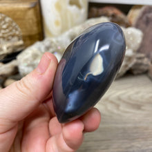 Chargez l&#39;image dans la visionneuse de la galerie, Orca ~ Blue Agate Heart Palm Stone #01
