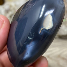 Chargez l&#39;image dans la visionneuse de la galerie, Orca ~ Blue Agate Heart Palm Stone #01
