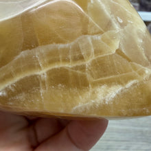 Bild in Galerie-Viewer laden, Honey Calcite Freeform #04
