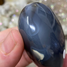 Chargez l&#39;image dans la visionneuse de la galerie, Orca ~ Blue Agate Heart Palm Stone #01
