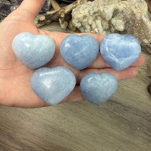 Bild in Galerie-Viewer laden, Blue Calcite Small Heart Palm Stone Set #01
